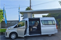Sewa-Hiace-Luxury-Solo-10-Seat-Santana