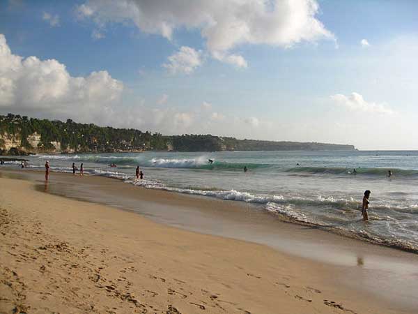 Santana Rental Mobil Solo - Destinasi Wisata Pantai Dreamland Bali